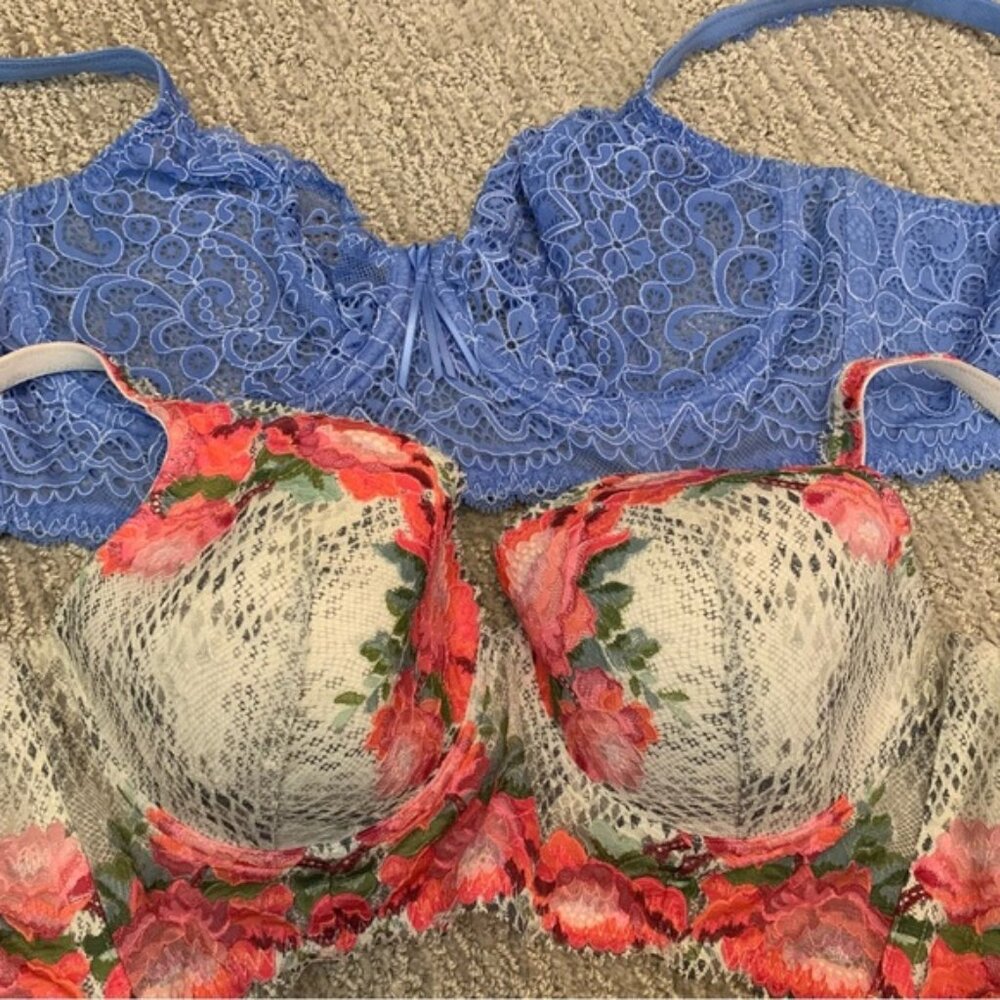 Primadonna Twist bras. Blue 34E, pink 34D. Underwire, lace pattern. Bralettes